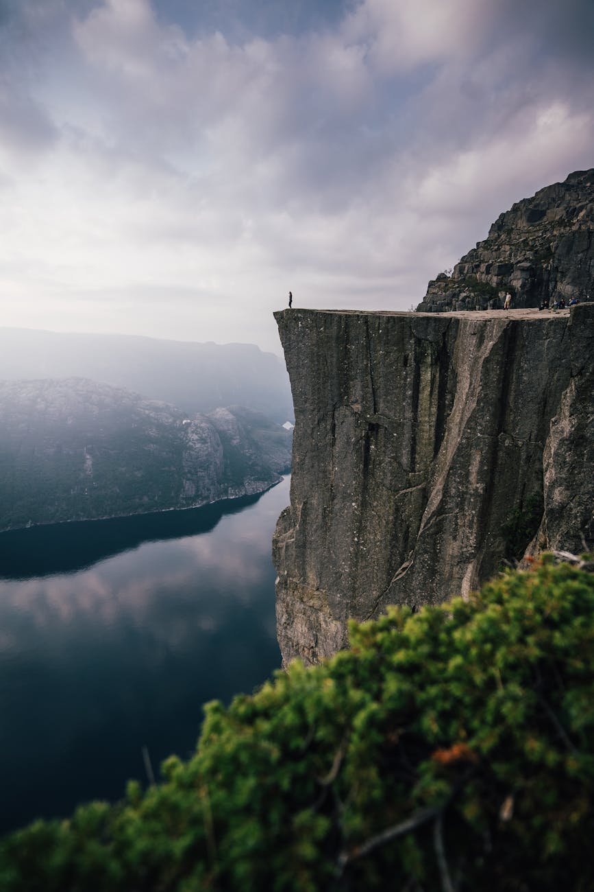 preikestolen en norvege pulpit rock fjord fille seul